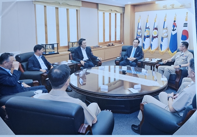 <strong>해군교육사령부</strong> <strong>강정호 사령관</strong>(중장·해사 47기)과 <strong>해군대학 재단설립 추진위원회</strong> 부위원장 <strong>강진복</strong>(해군자문위원), <strong>정우성</strong>(전 해군대 총장·해사 39기), <strong>박천억</strong>(전 해군대 총장·해사 42기), 대외협력부장 <strong>빈대욱</strong>(해군자문위원·남서울대 교수), <strong>교육사 참모</strong>들과 환담하고 있다.