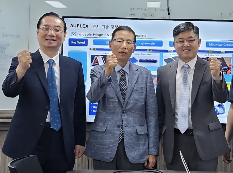 왼 쪽 해군대 재단법인 추진위 강진복 부위원장/ <strong>가운데 에이유플렉스(AUflex) 배동용 회장/ </strong>세번째 해군대 김성환 총장(해사46기).이 축하하고 있다.