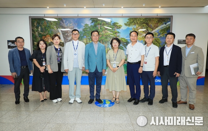 12일 정장선 시장(가운데)과 박대장 공보관(왼쪽 첫번째) 및 평택시청솔언론인협회 회원들이 간담회를 마치고 기념촬영을 하고 있다.(사진=평택시청)