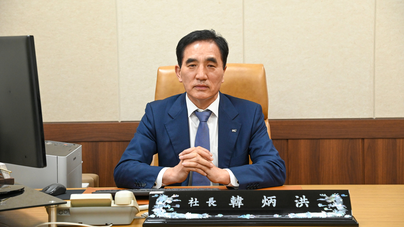 화성도시공사 한병홍 사장이 인터뷰를 하고 있다.