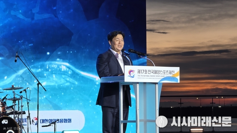30일 시화호 거북섬에서 개최된 ‘제17회 전국해양스포츠제전' 개막식에서 임병택 시흥시장이 환영사를 하고 있다. (사진=김은숙 기자)