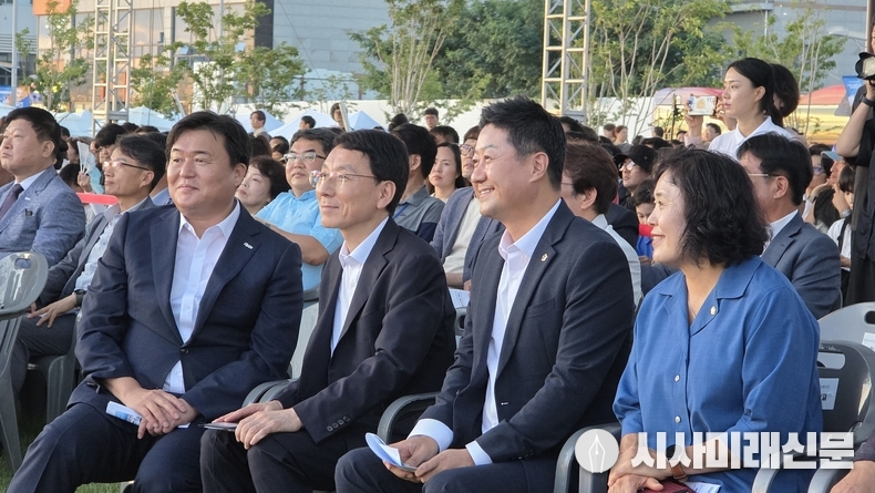 제17회 전국해양스포츠제전 개막식에 참석한 (좌측부터)임병택 시흥시장, 김성중 경기도 행정1부지사, 김진경 경기도의회 의장, 오인열 시흥시의회 의장 모습