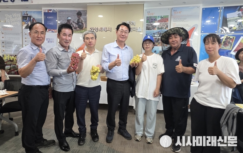 정명근 화성시장이 7일 오후 송산포도축제 현장인 궁평항을 찾아 농업인들을 격려했다. (사진=김은숙 기자)