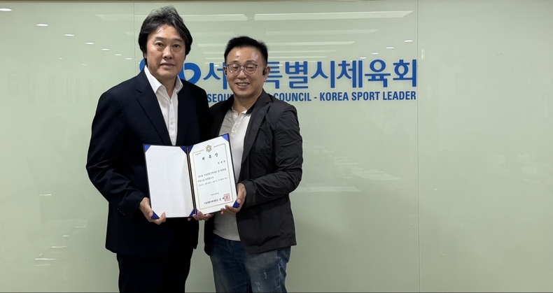 <strong>9월 11일 빈대욱 교수(좌)가 위촉장을 받고 있다.</strong>