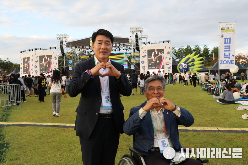 20일 인뮤페에 참석한 화성특례시의회 배정수 의장(왼쪽)과 이용운 시의원·문화복지부위원장(오른쪽) (사진=김은숙 기자)