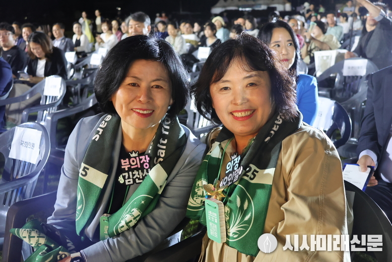 갯골생태공원에서 열린 '제37회 시민의 날 기념식'에 참석한 오인열 의장(오른쪽)과 김찬심 부의장(왼쪽) (사진=김은숙 기자)