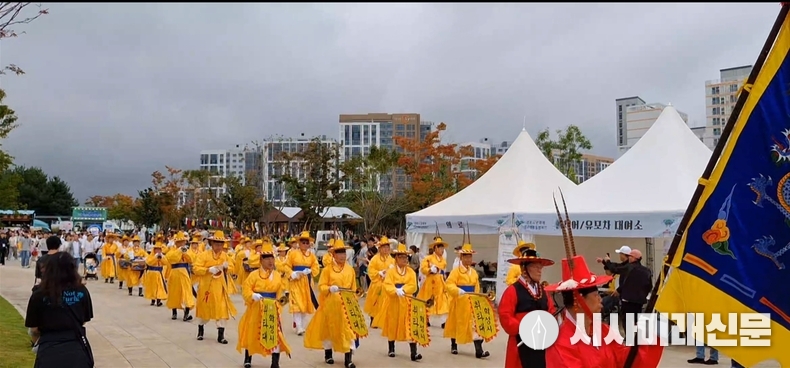 28일 정조효문화제에서 화성시 취타대가 행렬을 하고 있다.(사진=김은숙 기자)