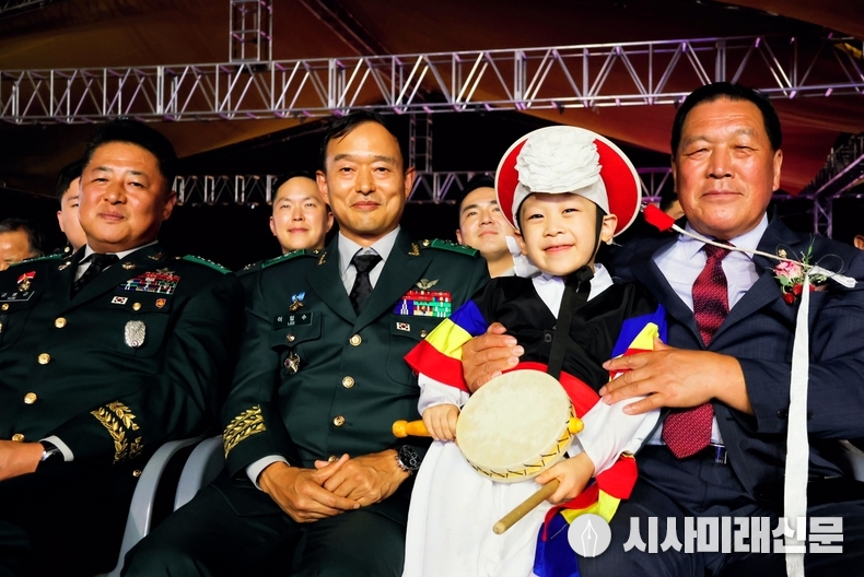 '2025 안성맞춤 남사당 바우덕이 축제' 개막식에 참석한 안성시의회 안정열 의장(우측 첫번째), <strong>이임수 제55보병사단장</strong>, 금<strong>병규 제17여단장,</strong> 풍물단 복장을 한 어린이가 함께 하고 있다. (사진=김은숙 기자)