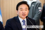 원희룡제주지사, 동기인 조국장관에게 "친구야 제주 삼다수 마시고 정신차리고 내려오자"