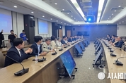 거북섬, 정치 공방 넘어서 ‘실질적 대책’ 요구… 상인들과 정치권 간담회 열려