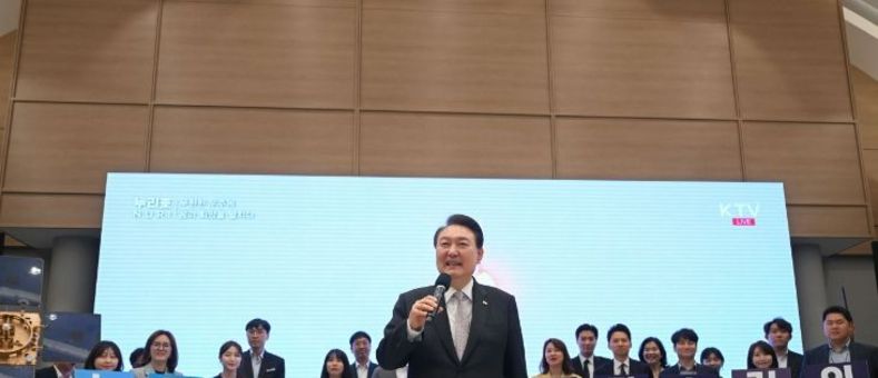 윤석열 대통령, 대통령실서 직원들과 함께 누리호 3차 발사 성공 축하