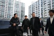 윤석열 대통령, 일산 신도시 최고령 아파트 단지 방문해 "재개발·재건축 신속히 진행되도록 해결할 것" 약속