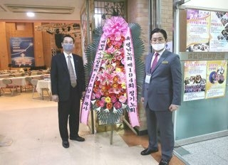우측 천준협목사