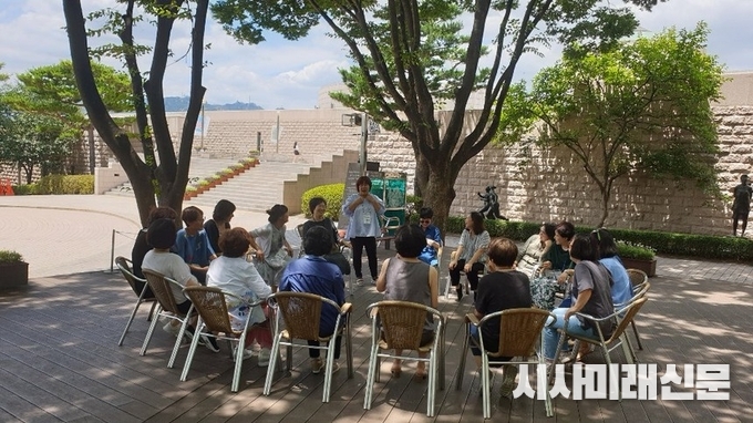 지난 8일 구립도서관에서 개최한 독서 프로그램에서 참여자들이 함께 이야기를 나누고 있다.