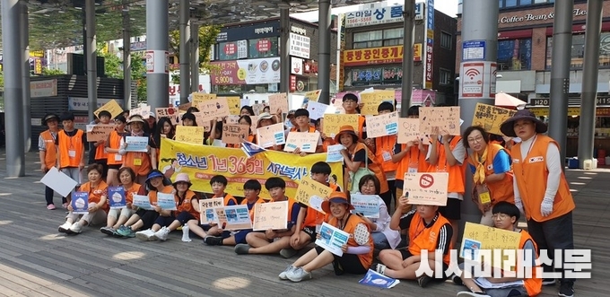 청소년들이 부천마루광장에서 홍보 캠페인을 진행했다.