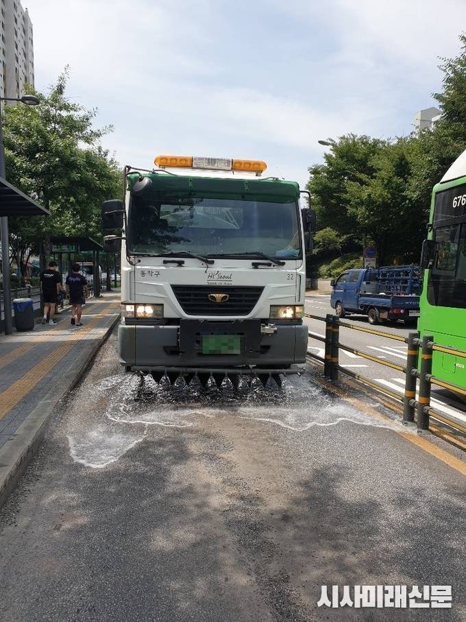 지난 6일 도로 물청소를 실시하고 있는 사진
