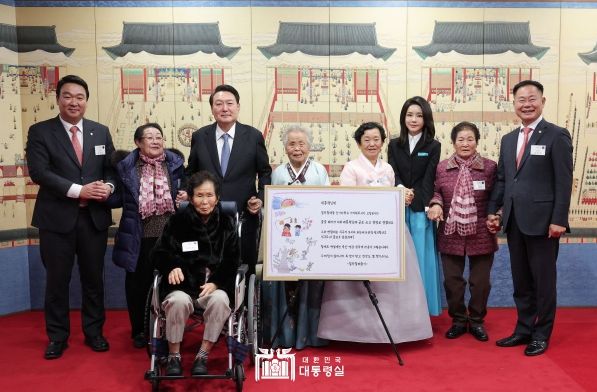 1월 12일 윤석열 대통령은 '칠곡할매글꼴'의 주인공인 칠곡 할머니들을 용산 대통령실로 초청했다.