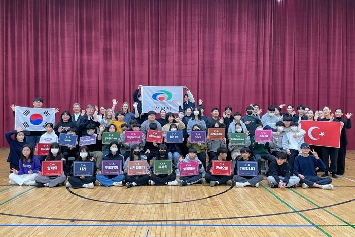 천안시 청소년들이 튀르키예 지진피해 복구를 기원하는 캠페인을 펼치고 있다.