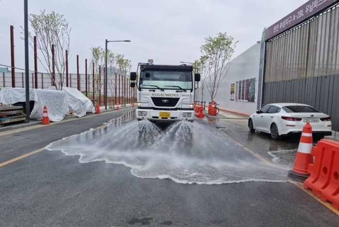 아파트 시공사에서 청결한 환경 조성을 위해 살수차를 이용해 신축공사장 주변을 청소하고 있다.