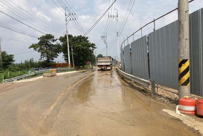 세륜시설 미가동으로 인해 도로가 오염됐다.