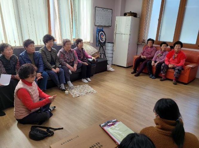 천안시 동남구보건소가 동남구 소재의 한 마을회관에서‘사뿐!가뿐! 활력UP 건강교실’을 진행하고 있다.