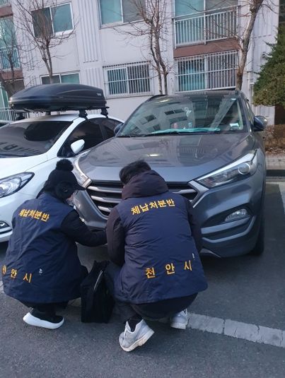 천안시 관계자들이 지난 14일 차량 밀집 지역을 중심으로 자동차세와 차량 관련 과태료 상습 체납한 차량 단속을 펼치고 있다.