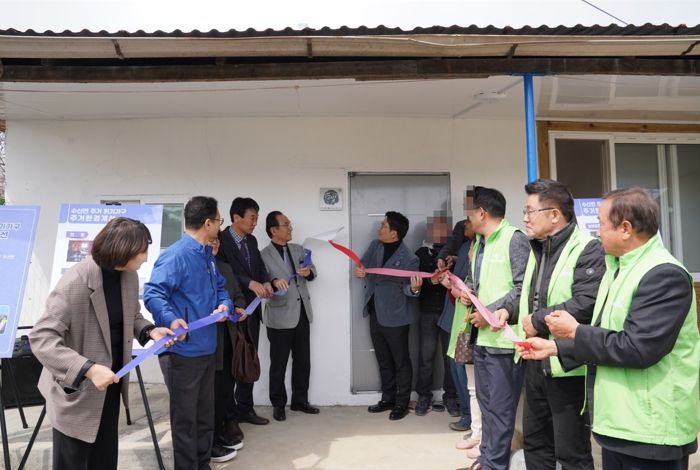 박상돈 천안시장과 정지표 천안시복지재단 이사장 등이 지난 18일 천안시 수신면 위기가구 주거환경개선사업의 제1호 꿈빛 현판식에 참석해 기념사진을 촬영하고 있다.
