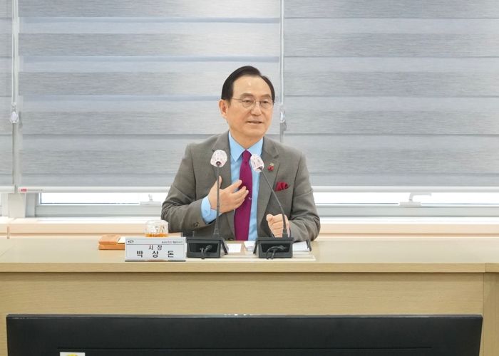 박상돈 시장이 지난 21일 시청 중회의실에서 3월 읍면동장 회의를 주재하고 있다.