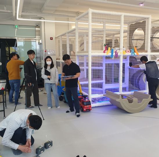 천안시 안전총괄과와 관광과, 행정안전부가 합동으로 점검반을 구성해 키즈카페를 점검하고 있다.