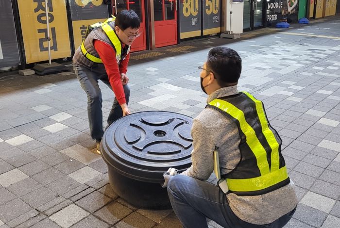 1. 천안시 서북구 건축과 광고물행정팀으로 구성된 야간단속반이 상업지역을 중심으로 유동광고물을 단속하고 있다.