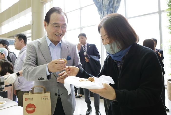 박상돈 천안시장이 지난 25일 베리베리 빵빵데이 호두과자 굽기 체험행사에 참여한 시민들과 이야기를 나누고 있다.