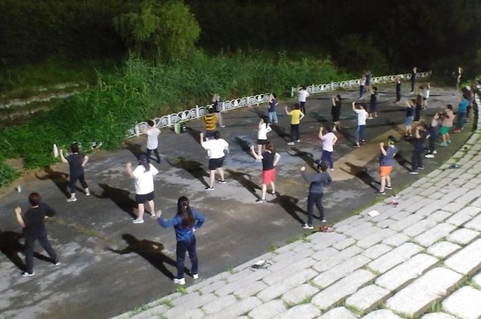 천안시민들이 ‘우리동네 달빛 건강운동’ 프로그램에 참여하고 있다.