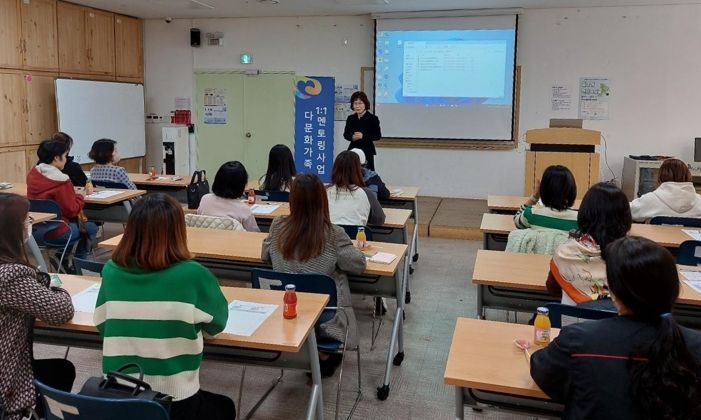 천안시다문화가족지원센터가 결혼이민자를 위한 일대일 상담을 설명하고 있다.