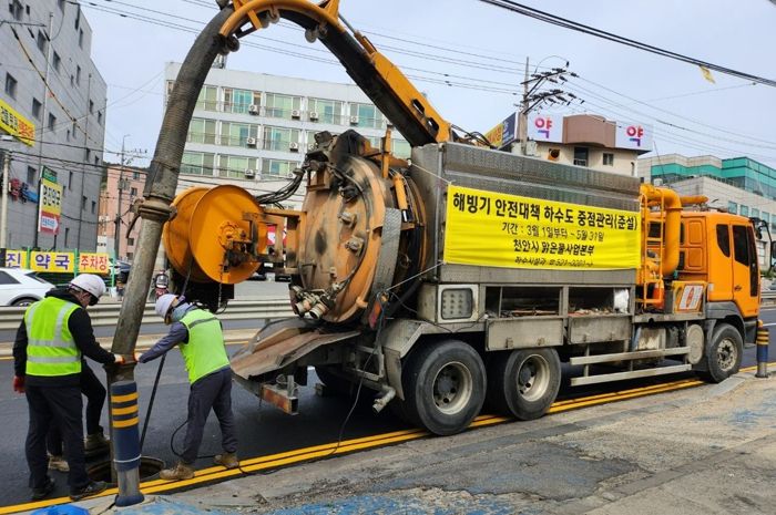 천안시가 하수도 준설 공사를 실시하고 있다.
