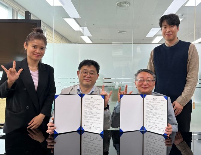 박상돈 천안시장애인체육회장과 정주택 천안시수어통역센터장이 지난 4일 업무협약을 체결하고 기념촬영을 하고 있다.