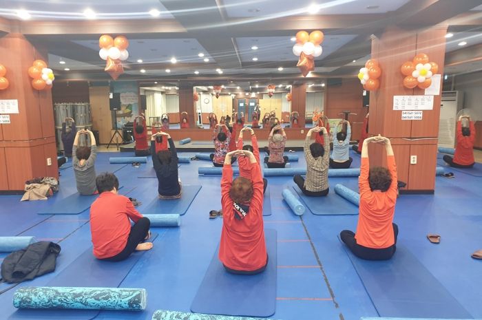 ‘건강찾아 행복찾아’프로그램에 참여한 천안시민들이 운동을 하고 있다.