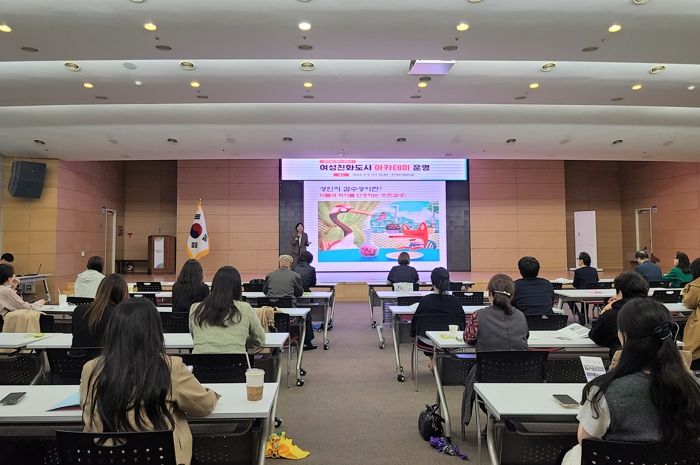 천안시는 5일 시청 대회의실에서 신규 시민참여단을 위촉했다.