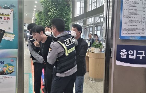 1. 5일 천안시 민원담당 공무원 등이 시청 종합민원실 비상상황발생 대비 모의훈련을 실시하고 있다.