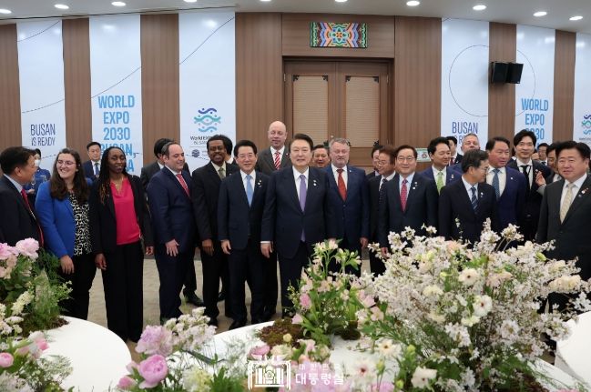 4월 6일 윤석열 대통령은 국제박람회기구(BIE) 실사단 환송 만찬장에 깜짝 방문했다.