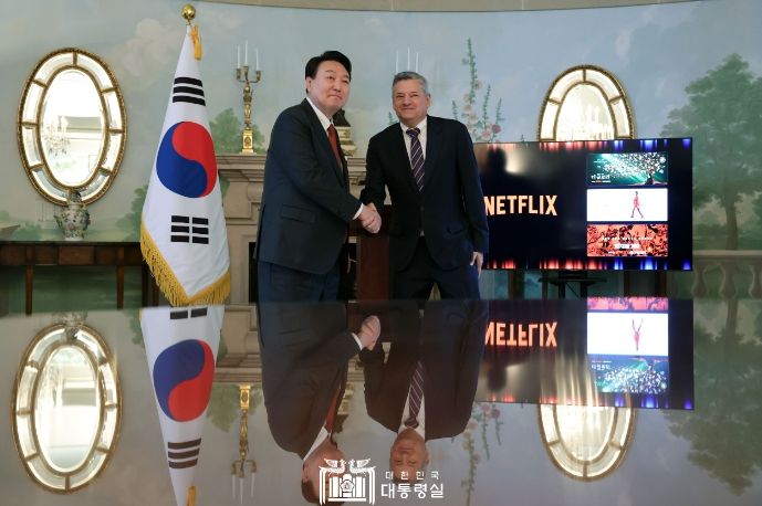 4월 25일 윤석열 대통령 부부는 테드 서랜도스 넷플릭스 공동 대표를 접견했다.