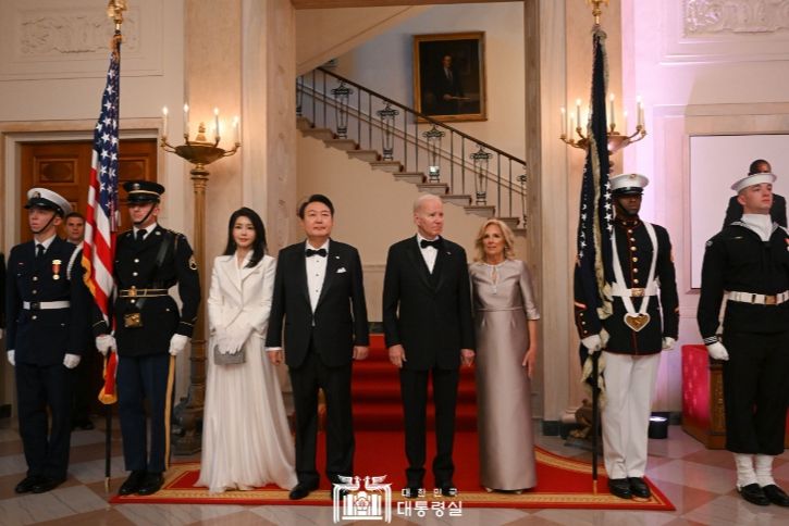 4월 26일 윤석열 대통령 부부는 美 바이든 대통령 부부가 주최한 국빈 만찬에 참석했다.