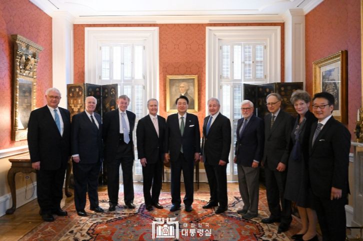 4월 26일 윤석열 대통령은 국제정치 및 경제 분야 저명인사들과 간담회를 가졌다.