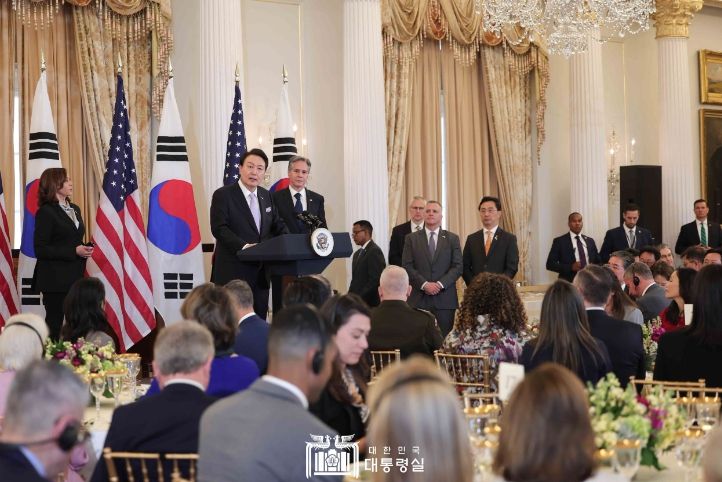 4월 27일 윤석열 대통령 부부는 카말라 해리스 부통령 내외와 앤서니 블링컨 국무장관 내외가 주최한 국빈 오찬에 참석했다.