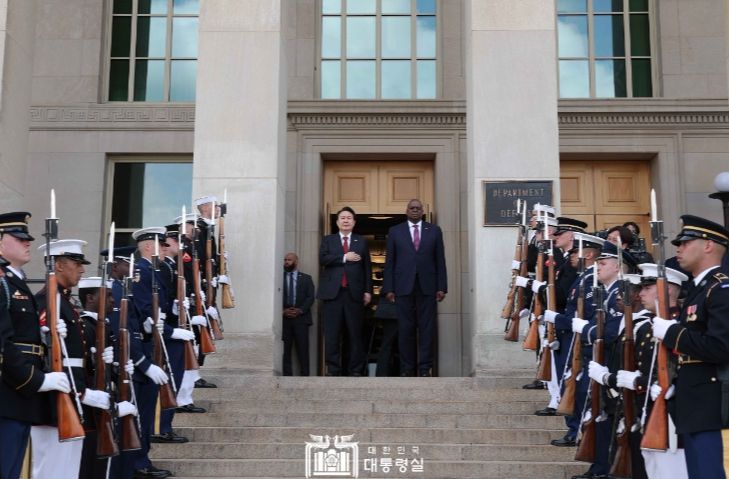 4월 27일 윤석열 대통령은 美 국방부를 방문해 로이드 오스틴 국방장관과 대담을 하고, 주요현안에 대해 의견을 나누었다.