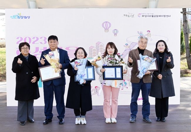 수상자와 화성시의회 기획행정위원회 이은진위원장 단체 사진