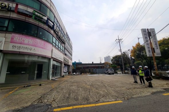 김포시 안전센터 관계자가 지난 10월 풍무역세권 사업지구 관계자들과 현장확인을 통한 해체공사 안전대책을 논의하고 있다.