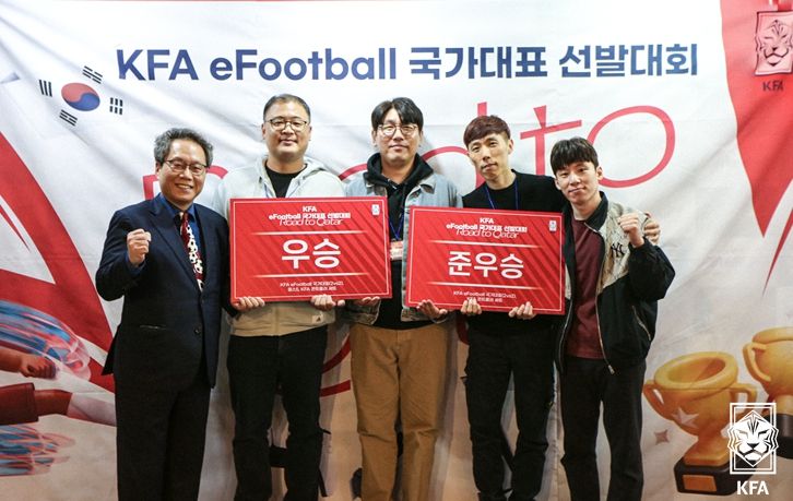 지난해 10월 e국가대표 선발대회 당시 한준희 부회장과 선수들. 왼쪽부터 우승을 차지한 김민환, 김우준, 준우승 팀의 한상훈, 송영우