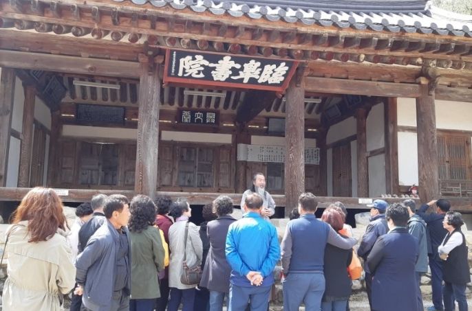 영천시 문화관광해설사가 관광객들에게 영천 역사와 문화를 알리고 있다.