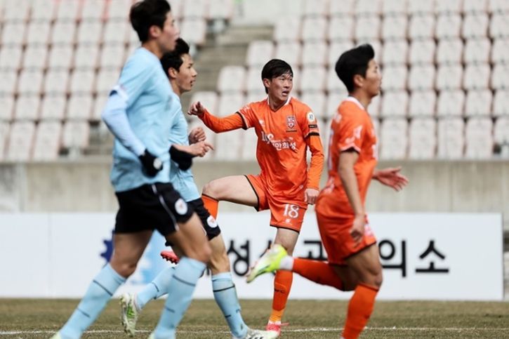 대구FC B팀과의 K3리그 개막전에서 슈팅을 시도하는 이승재(등번호 18)의 모습.