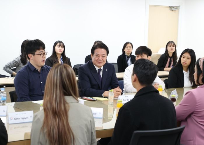 국제교류 고교생 민박연수 프로그램을 통해 한국에온 미국 가든그로브시 학생들이 20일 안양시청에서 최대호 안양시장과 만나 이야기하고 있다.